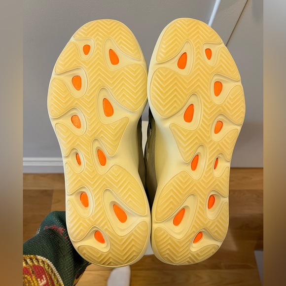 Yeezy 700 V3 Salt- Size 12.5 (Fits like 12) Brand New (Deadstock) - Picture 5 of 8